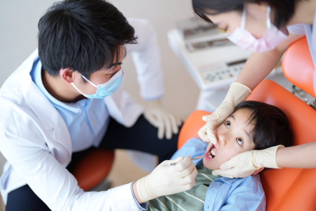 歯科治療を受ける子ども