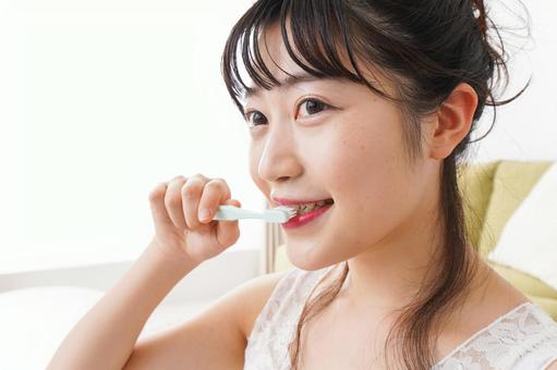 歯磨きする女性